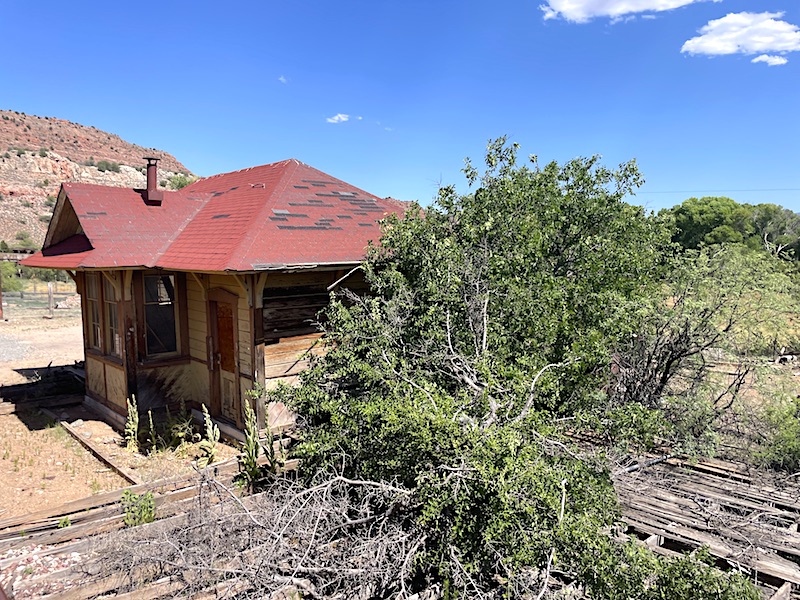 The abandoned train depot at Perkinsville 