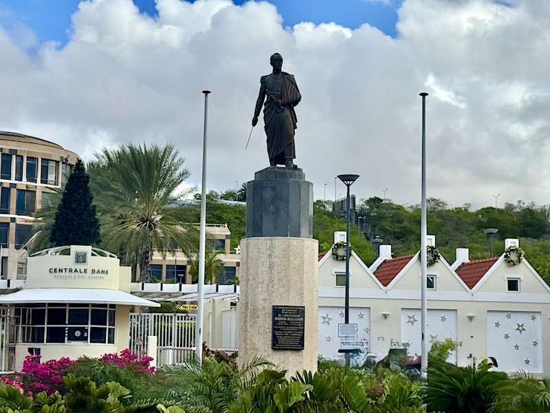 A statue of Simón Bolívar in front of the Venezuelan Consulate in the Scharloo district