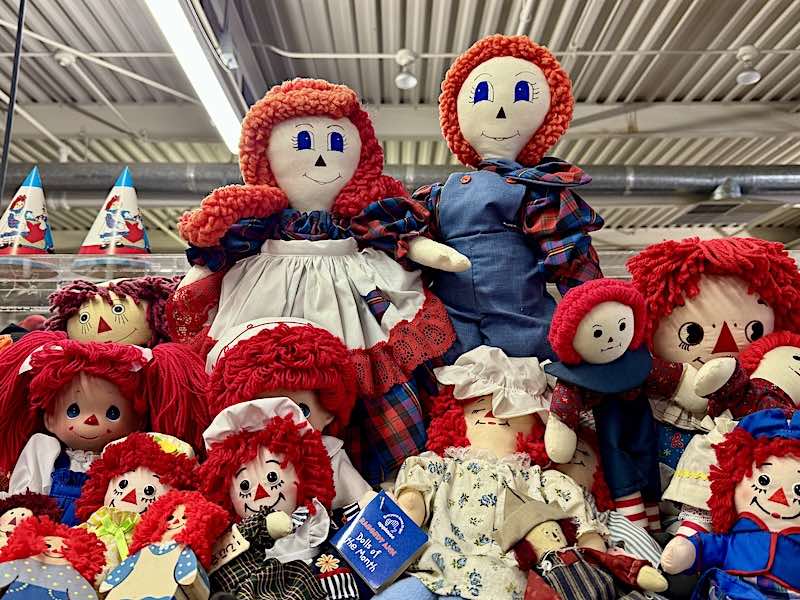 A display of Raggedy Ann and Andy dolls
