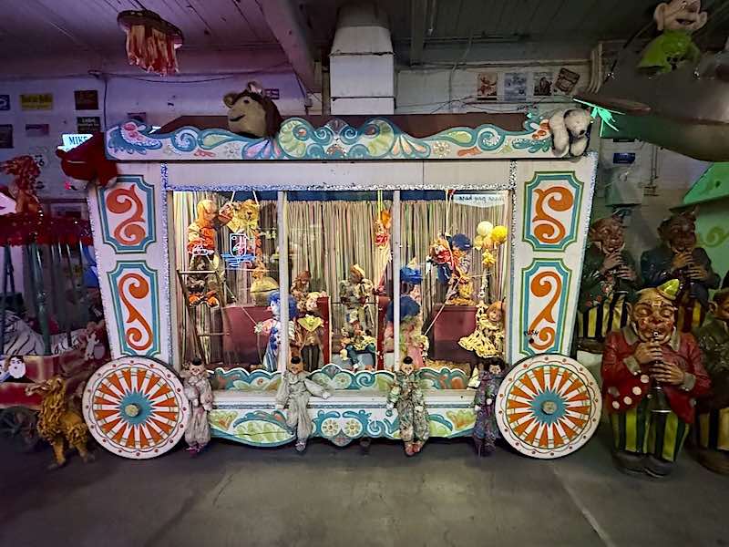 A musical bandwagon featuring a display of mechanical circus performers